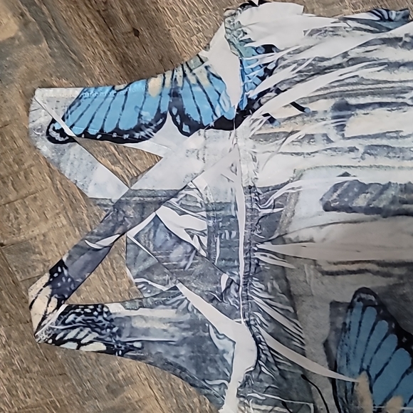 Gently Loved woman's blouse top size medium by candy Couture butterfly pattern - Picture 8 of 8